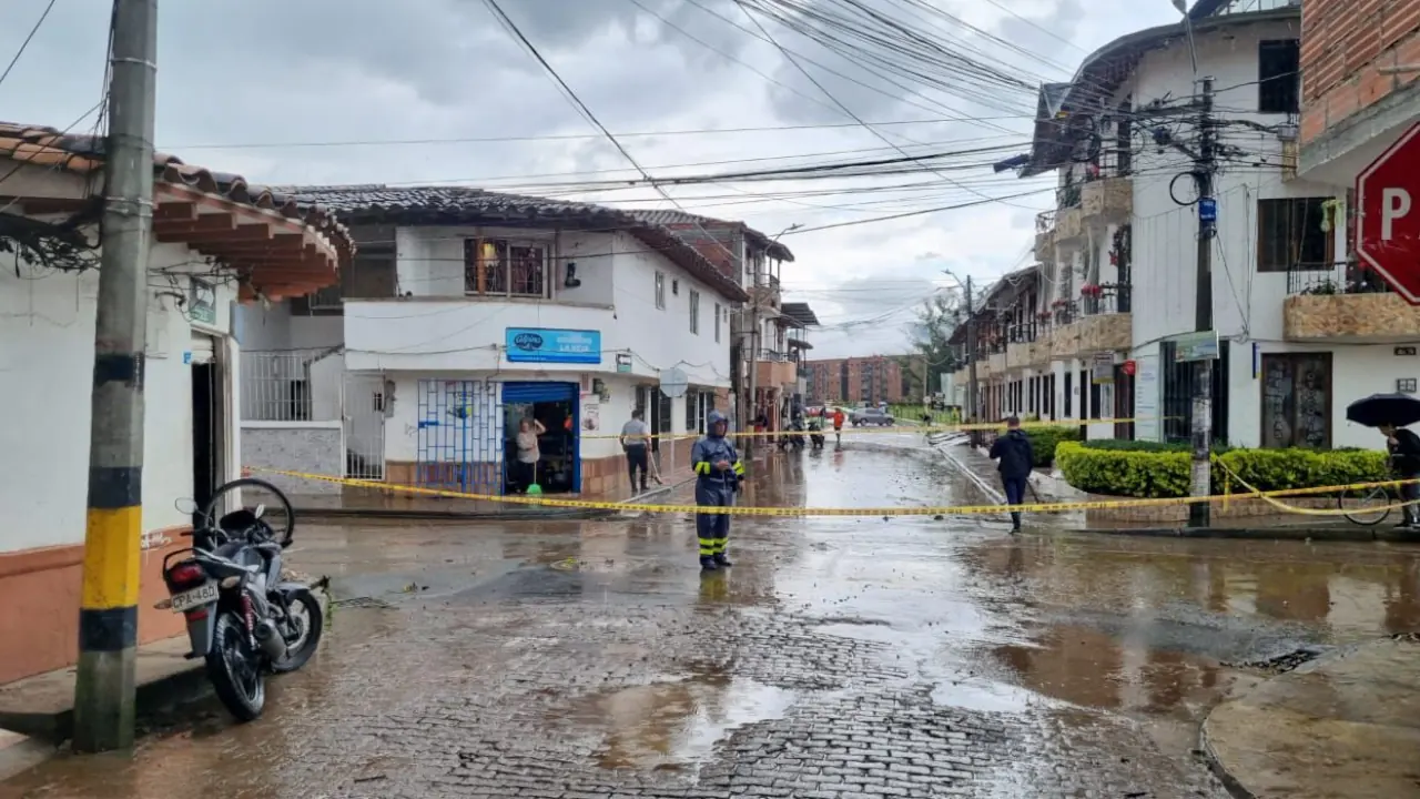 Fuerte aguacero genera inundaciones y caída de árboles en La Ceja
