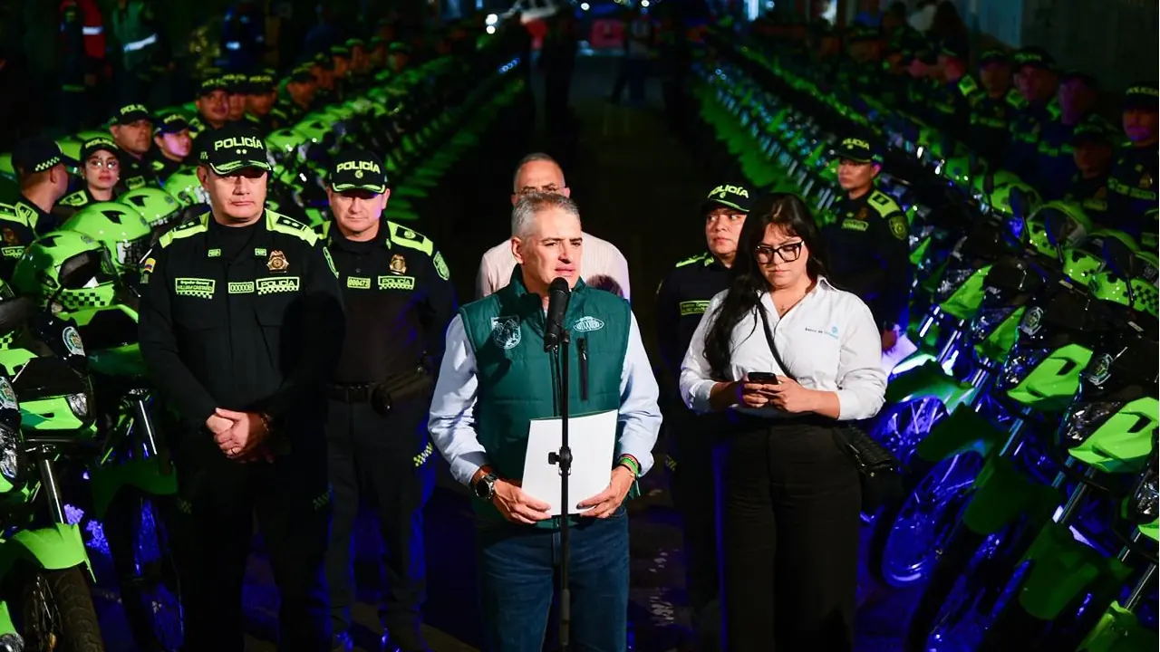 Gobernador entrega una amplia dotación de motos, cascos y chalecos antibalas a la Policía con recursos de la Tasa de Seguridad
