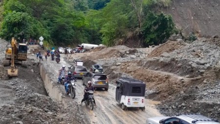 Habilitan un carril en la vía Medellín - Urabá tras varios derrumbes