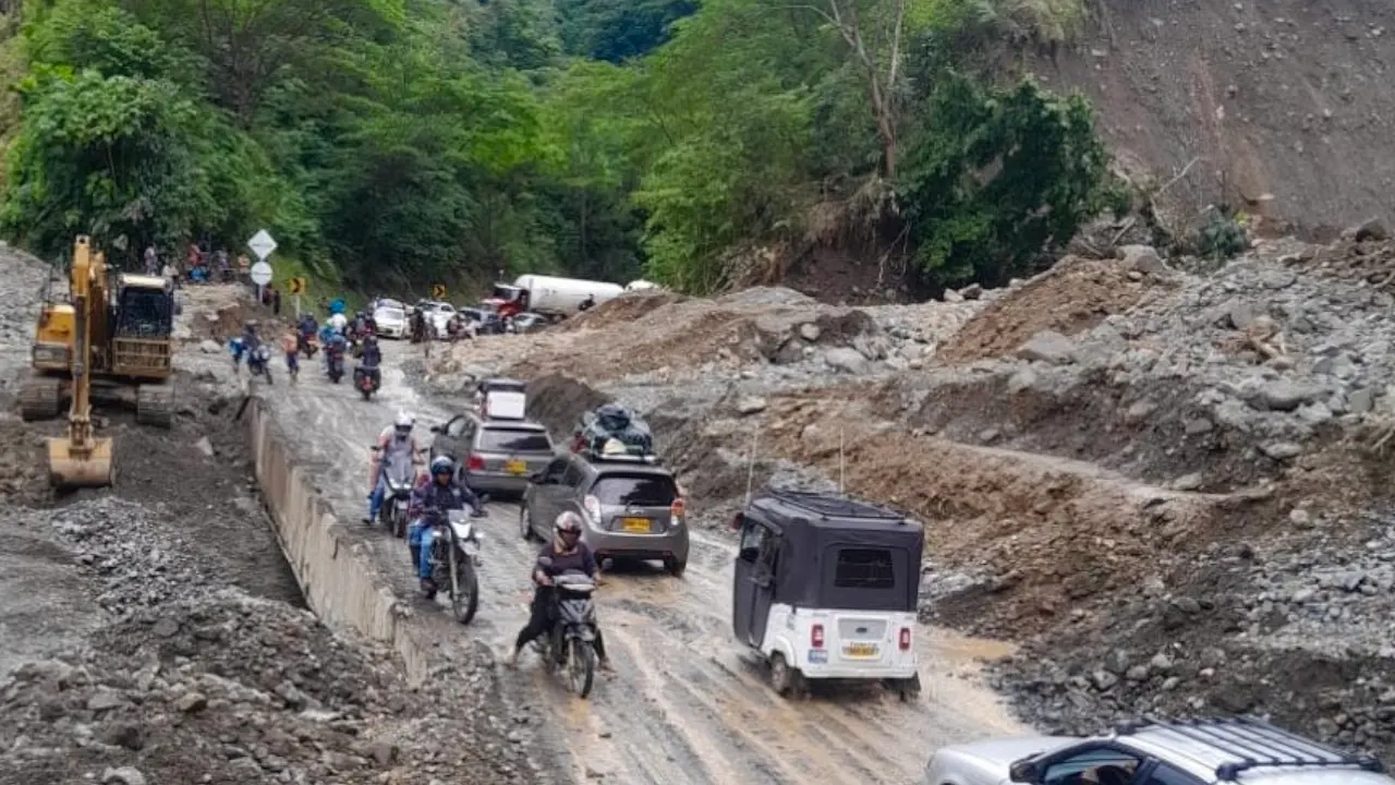 Habilitan un carril en la vía Medellín – Urabá tras varios derrumbes Habilitan un carril en la vía Medellín - Urabá tras varios derrumbes
