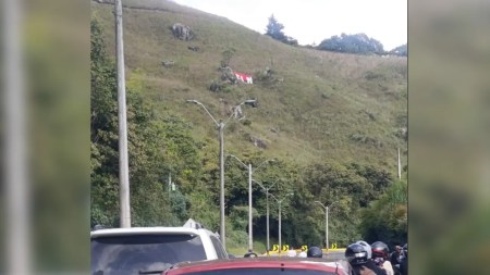 Hallan bandera alusiva al ELN en autopista Medellín–Bogotá y autoridades investigan