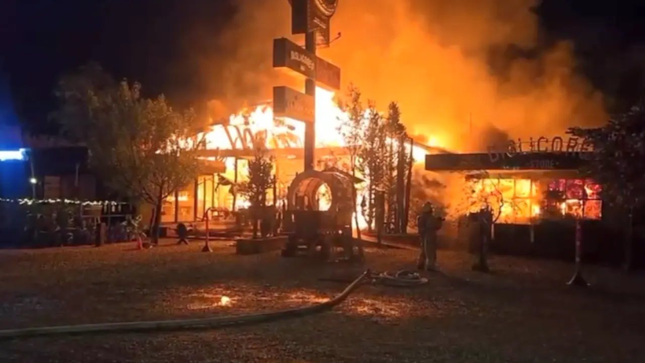 Incendio de gran magnitud consumió tres establecimientos en Rionegro