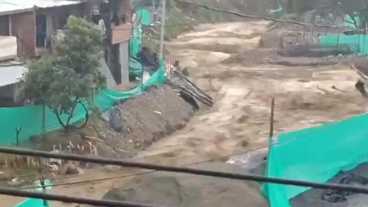 Inundaciones afectan viviendas cerca de quebradas en Medellín; autoridades atienden la emergencia IDEAM advierte