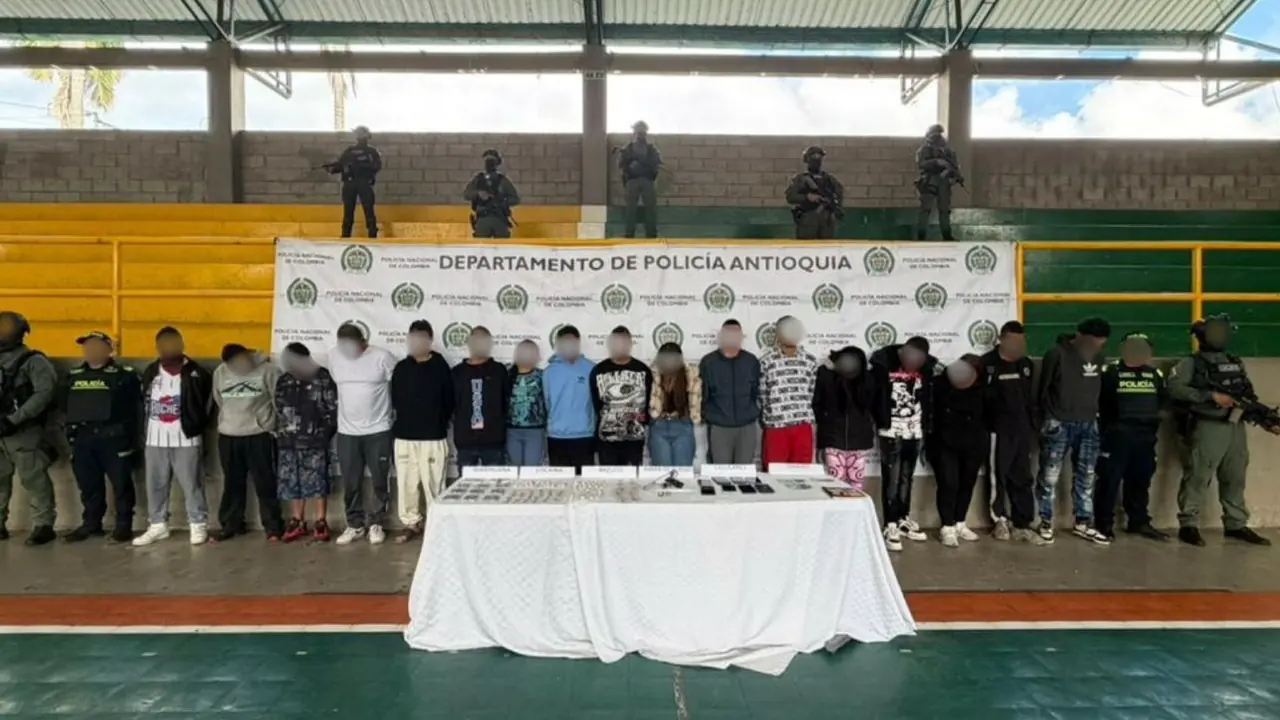 Megaoperativo de la SIJIN y la Policía deja 17 capturados y material incautado en El Carmen de Viboral Megaoperativo de la SIJIN y la Policía deja 17 capturados y material incautado en El Carmen de Viboral