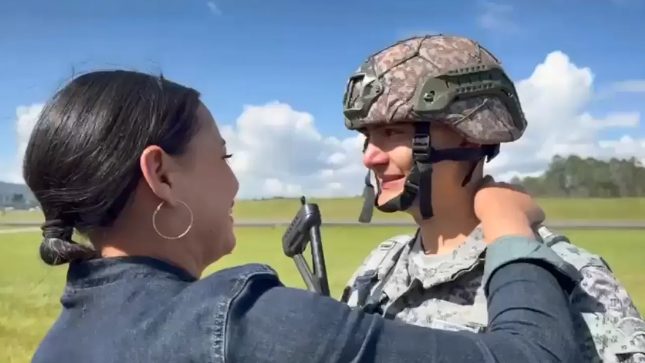 Padres cruzaron kilómetros para dar un abrazo de fin de año a sus hijos que prestan servicio militar en Antioquia