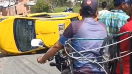 Taxi terminó volcado en Medellín; el conductor salió del vehículo y se fue