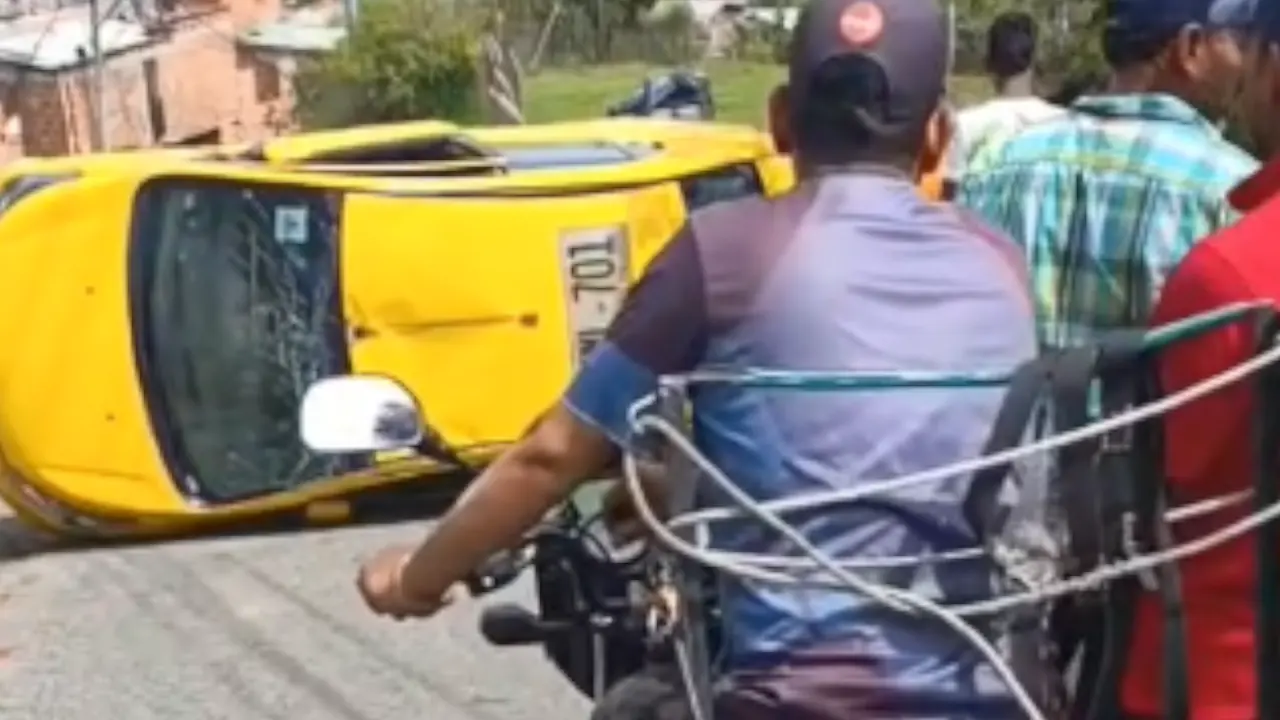 Taxi terminó volcado en Medellín; el conductor salió del vehículo y se fue