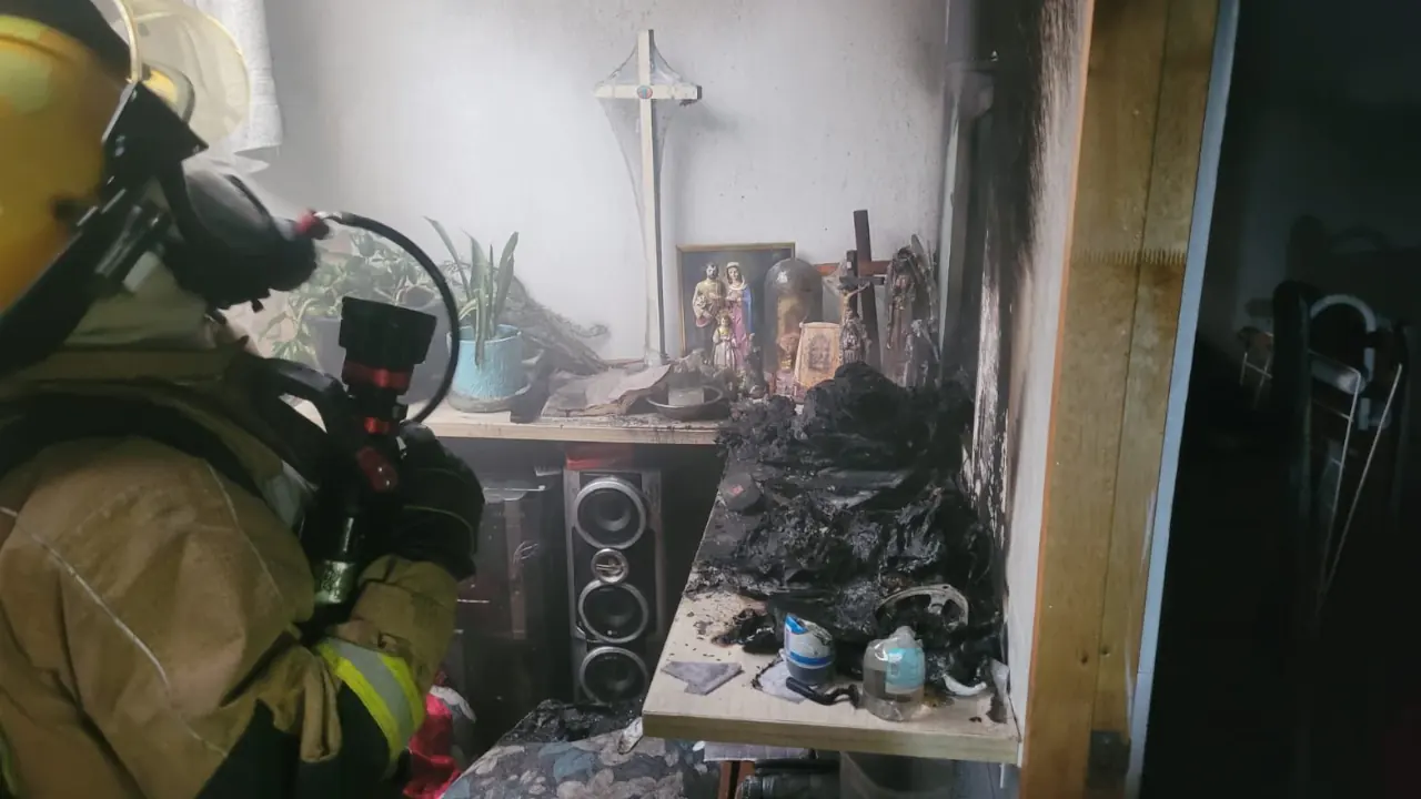 Una vela olvidada provocó un incendio en una vivienda de Rionegro