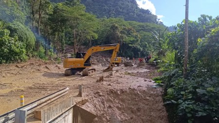 Vía Medellín – Urabá sigue cerrada mientras avanzan trabajos para remover derrumbes