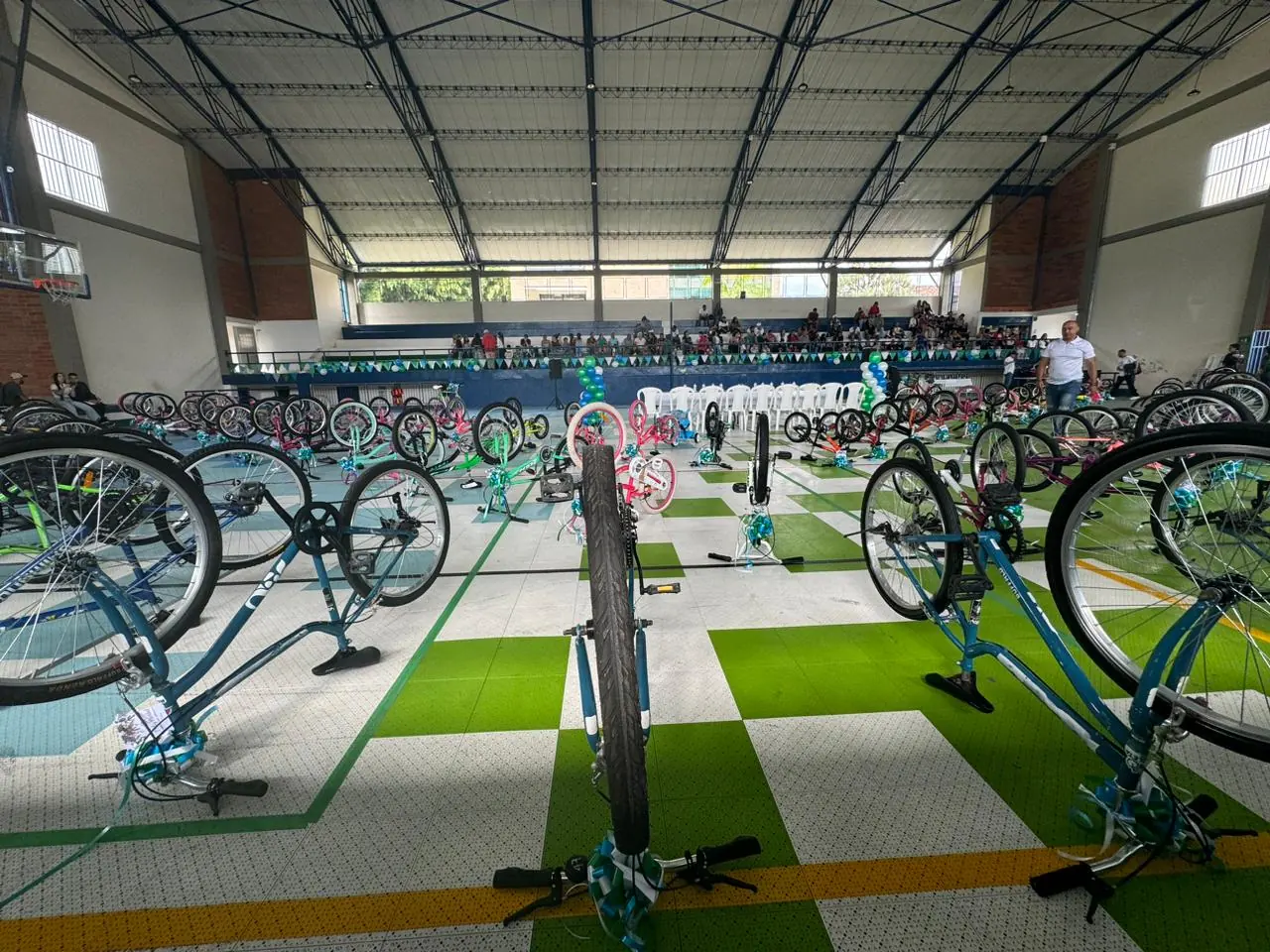 Alcaldía de La Estrella entregó 130 bicicletas a niños del municipio