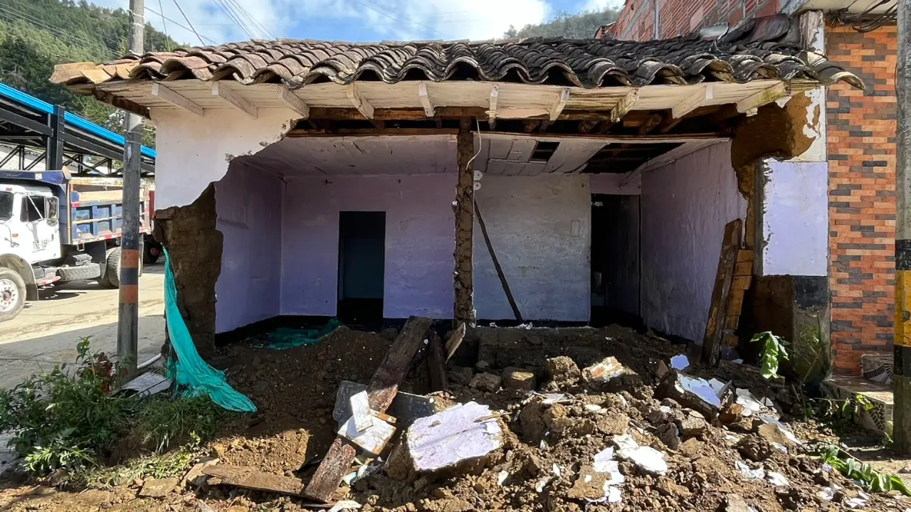 Autoridades derriban dos casas abandonadas que generaban temor en Yarumal
