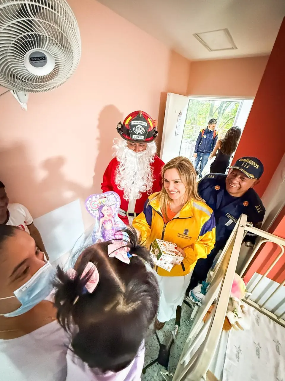¡Qué bonito! Bomberos aparecieron por las ventanas y sorprendieron a niños hospitalizados en Medellín