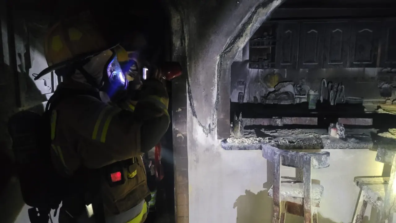 Bomberos rescataron tres perritos atrapados en un incendio en una casa de Rionegro