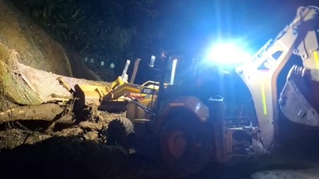 Continúan las labores para reabrir la vía entre Medellín y Urabá tras cierre total por derrumbe