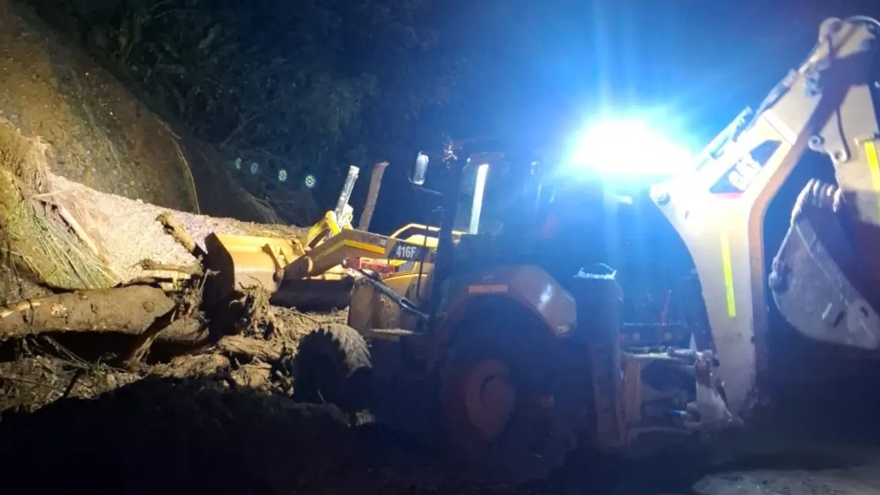 Continúan las labores para reabrir la vía entre Medellín y Urabá tras cierre total por derrumbe