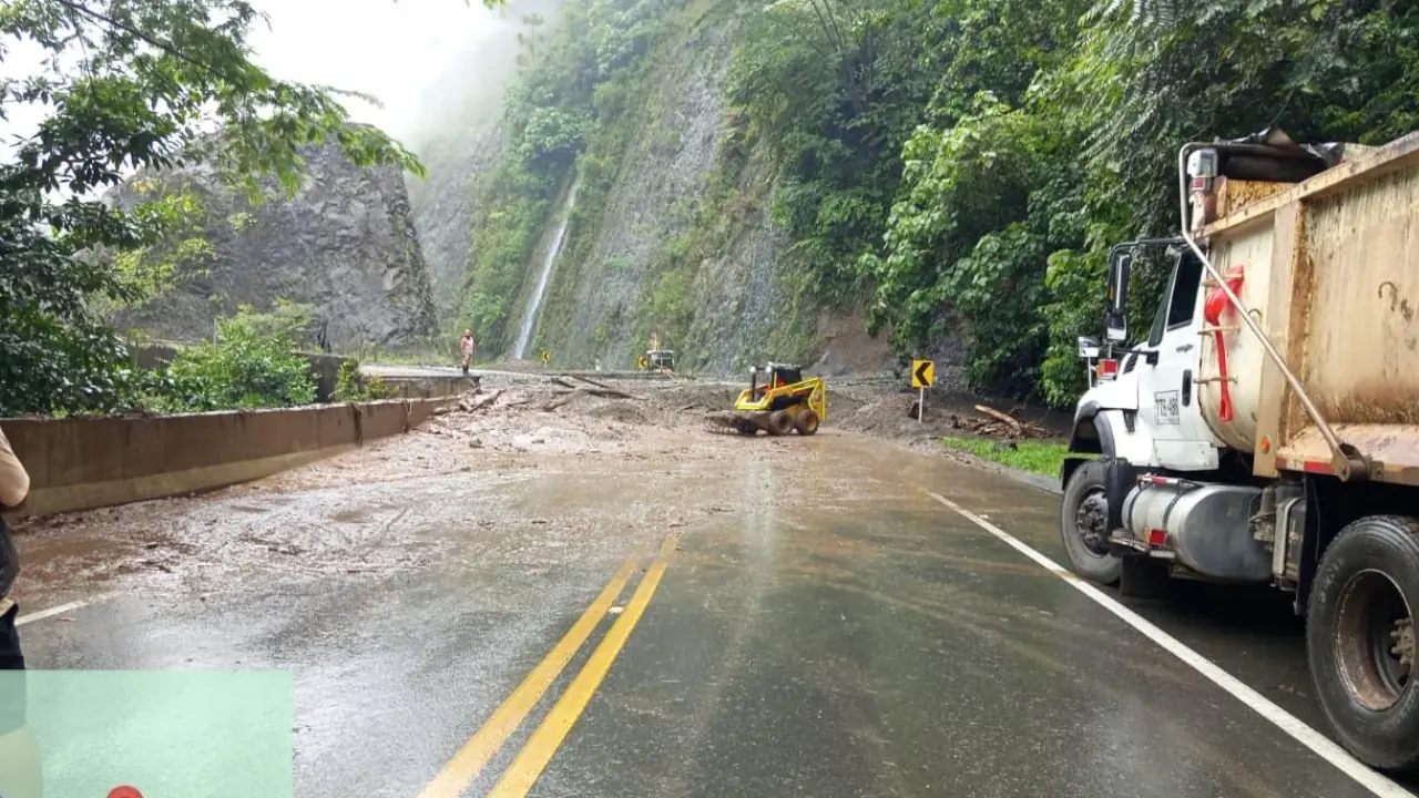 Derrumbe mantiene bloqueada la vía Medellín – Urabá en varios puntos
