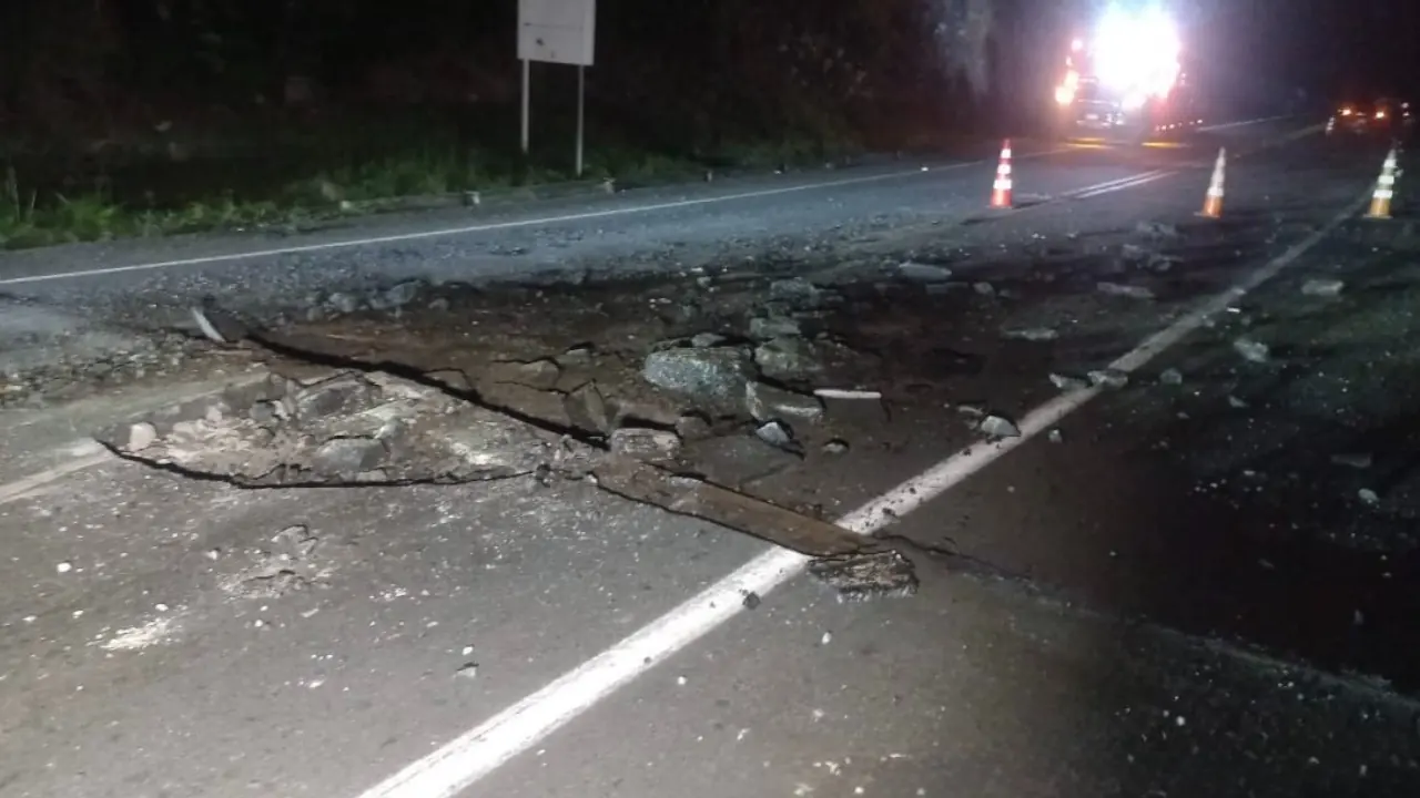 Explosión afecta puente en vía Supía La Pintada y obliga a paso controlado en la madrugada