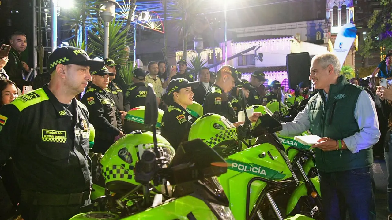Gobernador entrega una amplia dotación de motos, cascos y chalecos antibalas a la Policía con recursos de la Tasa de Seguridad