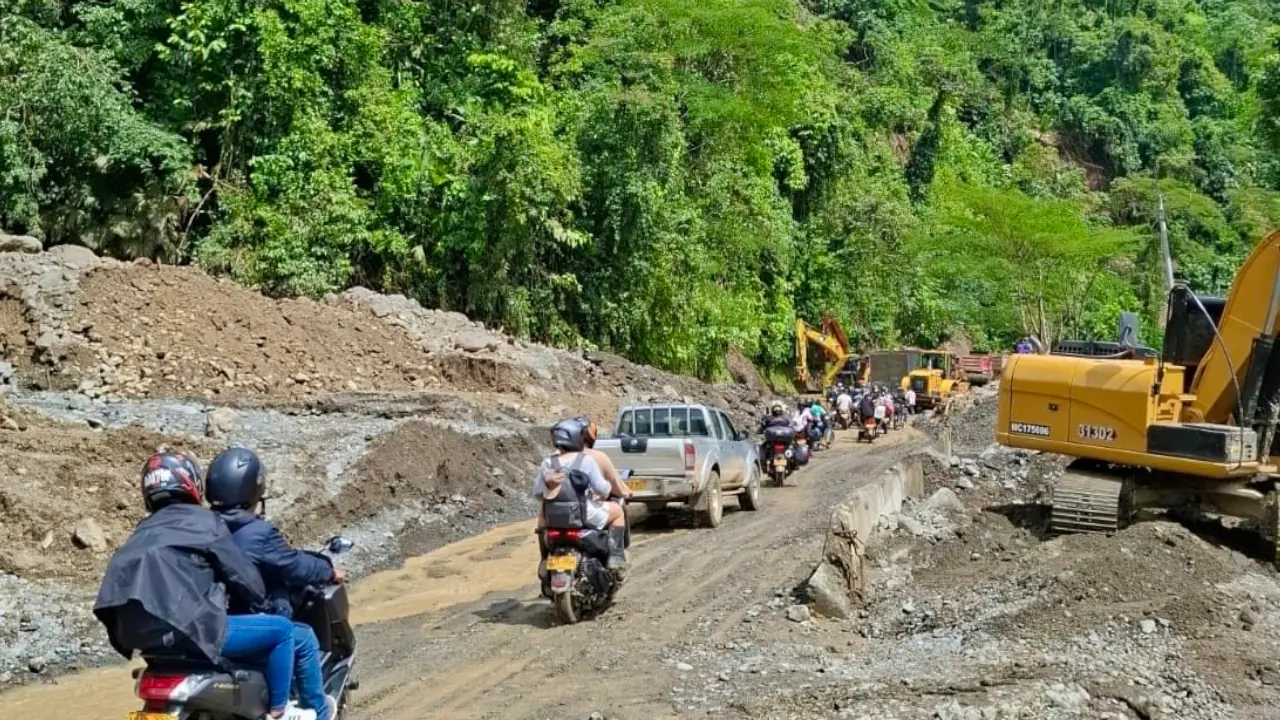 Habilitan un carril en la vía Medellín - Urabá tras varios derrumbes
