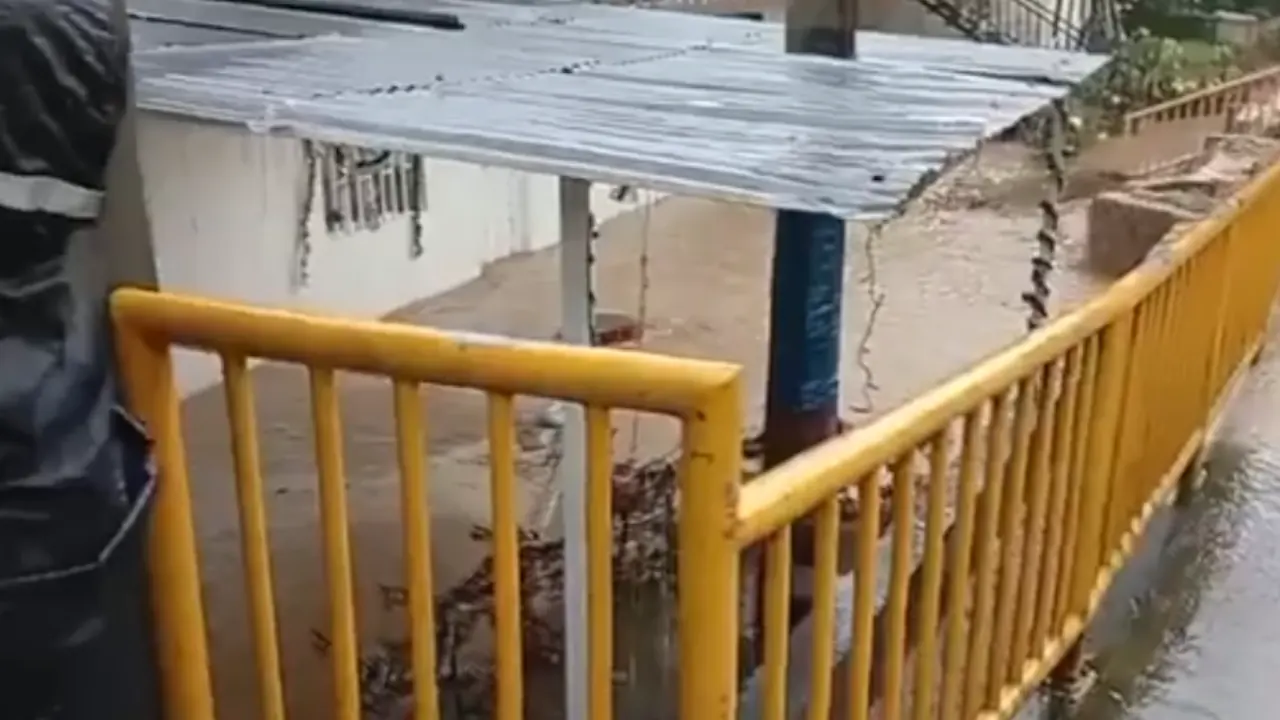 Inundaciones afectan viviendas cerca de quebradas en Medellín; autoridades atienden la emergencia 1 Inundaciones afectan viviendas cerca de quebradas en Medellín; autoridades atienden la emergencia