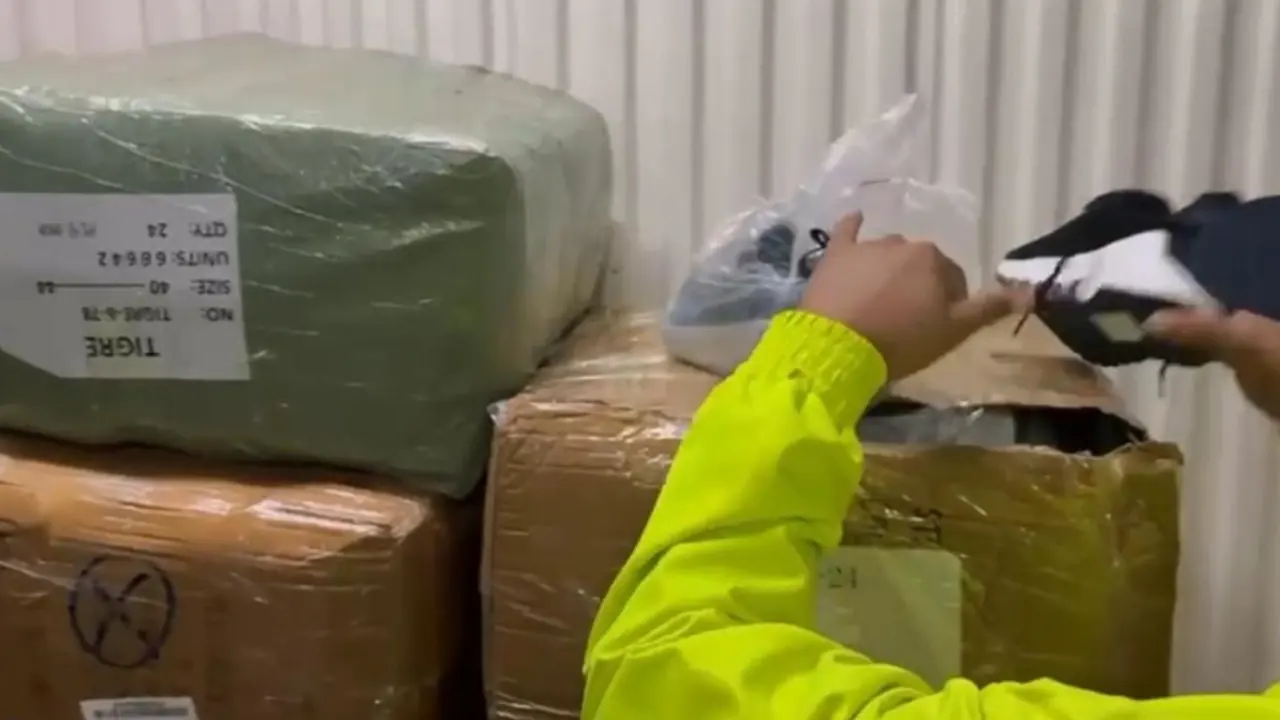 Más de 6.600 pares de calzado ilegal fueron incautados en Medellín
