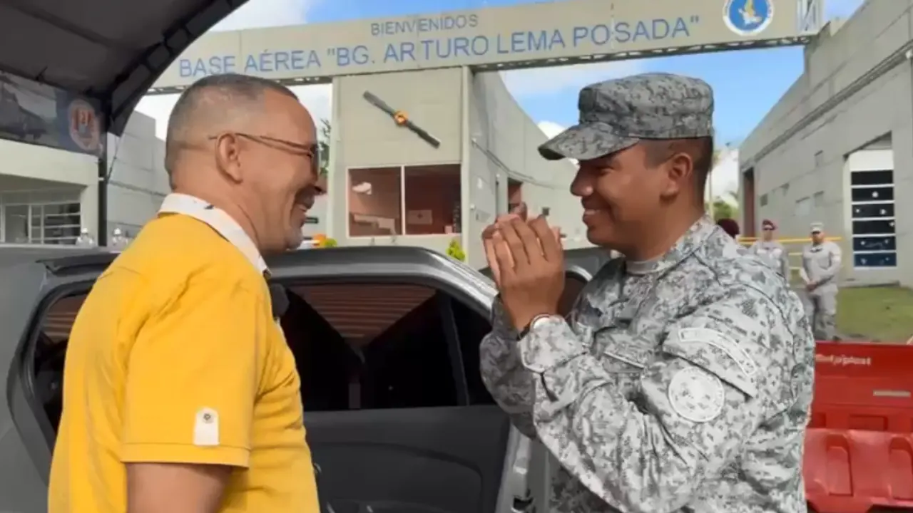 Padres cruzaron kilómetros para dar un abrazo de fin de año a sus hijos que prestan servicio militar en Antioquia