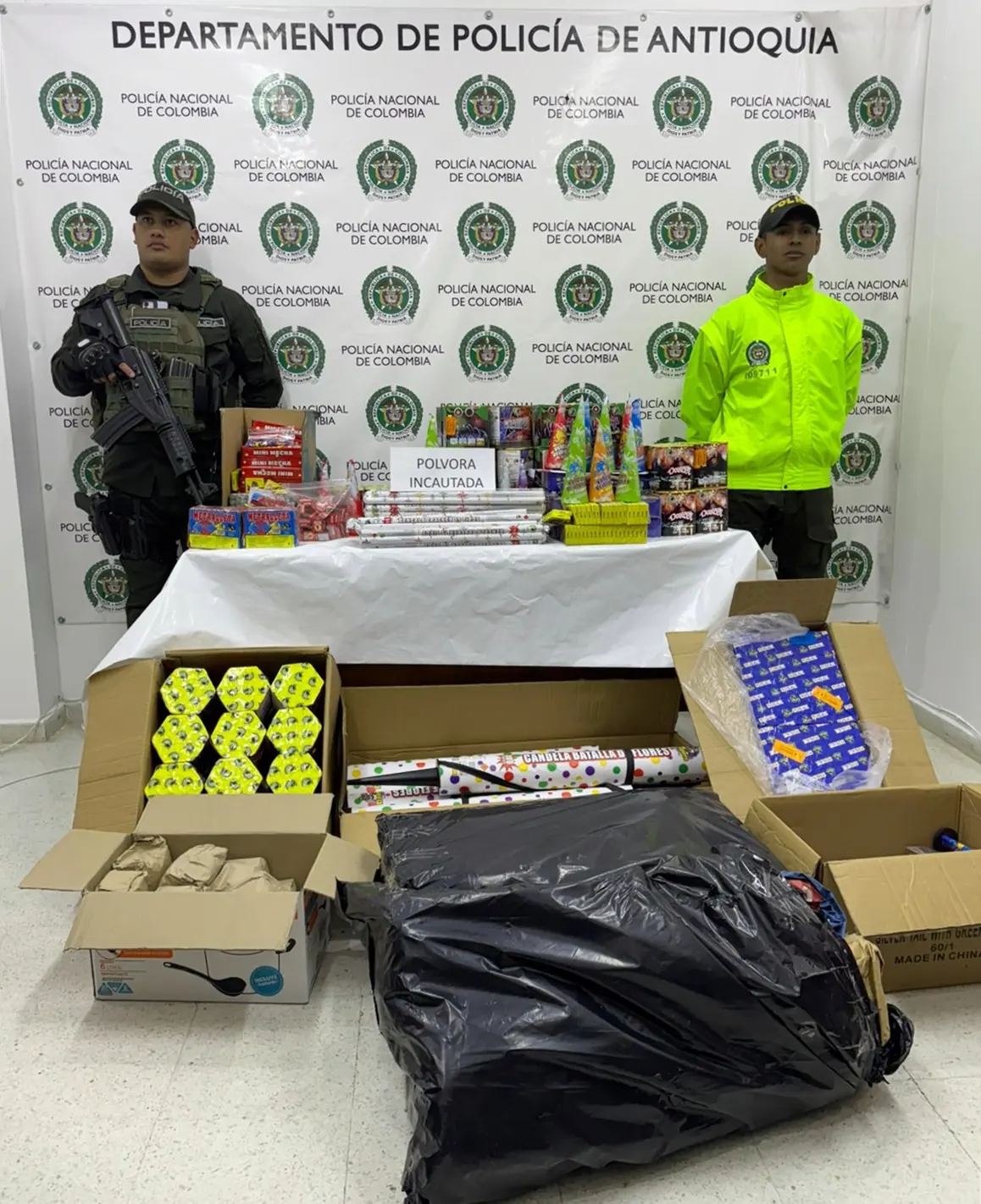 Policía incauta 300 kilos de pólvora y juegos pirotécnicos en El Peñol