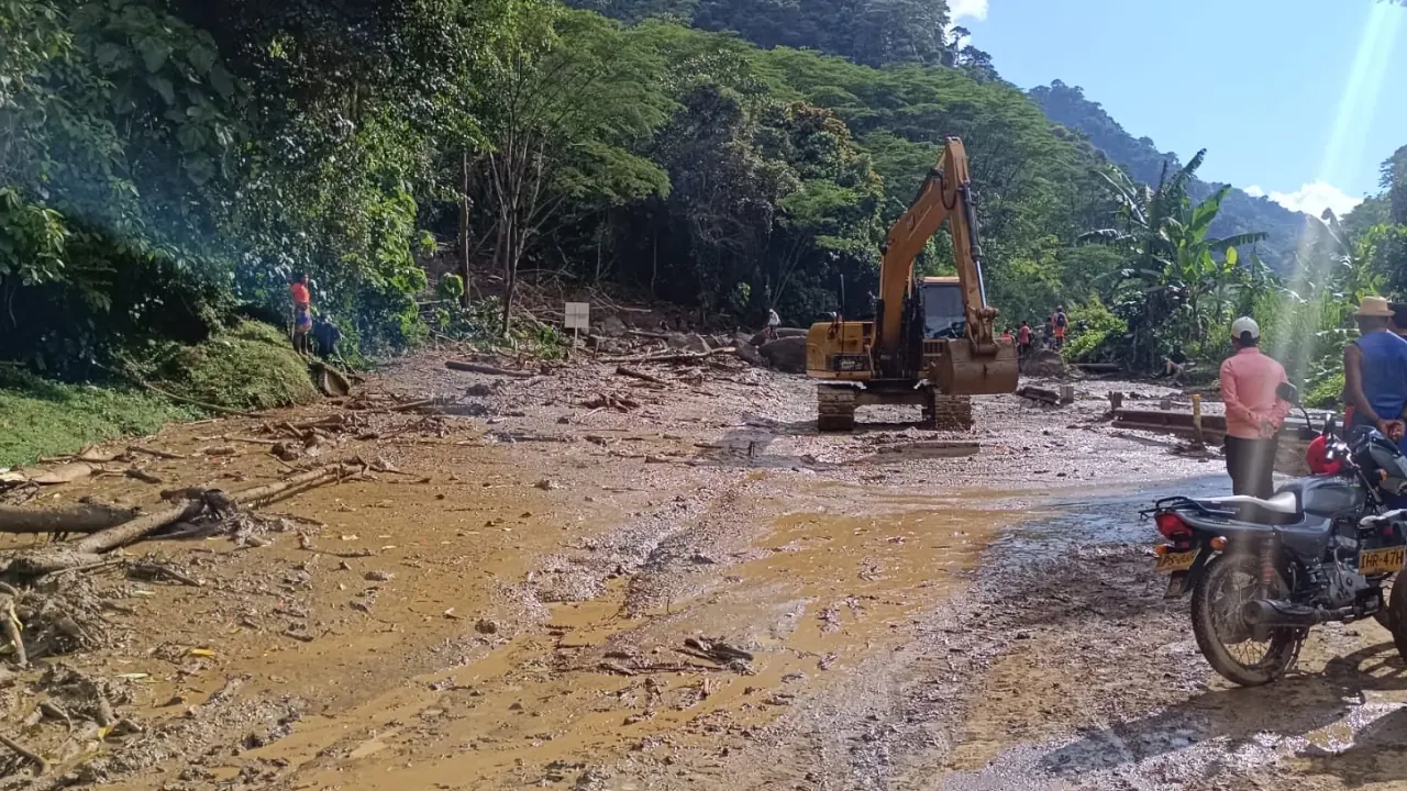 Vía Medellín – Urabá sigue cerrada mientras avanzan trabajos para remover derrumbes