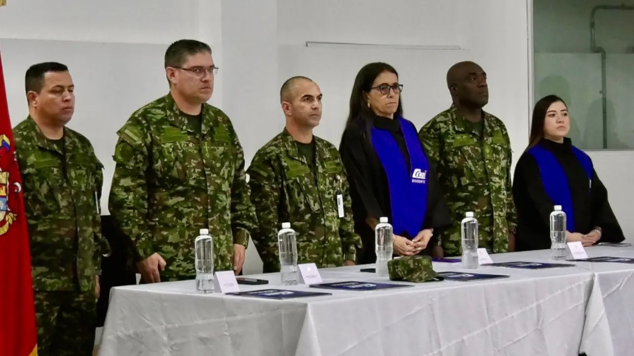 En Medellín, soldados celebraron su grado como bachilleres tras completar estudios durante el servicio militar