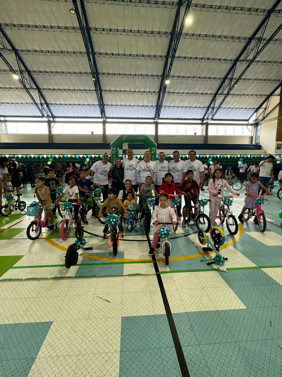 Alcaldía de La Estrella entregó 130 bicicletas a niños del municipio