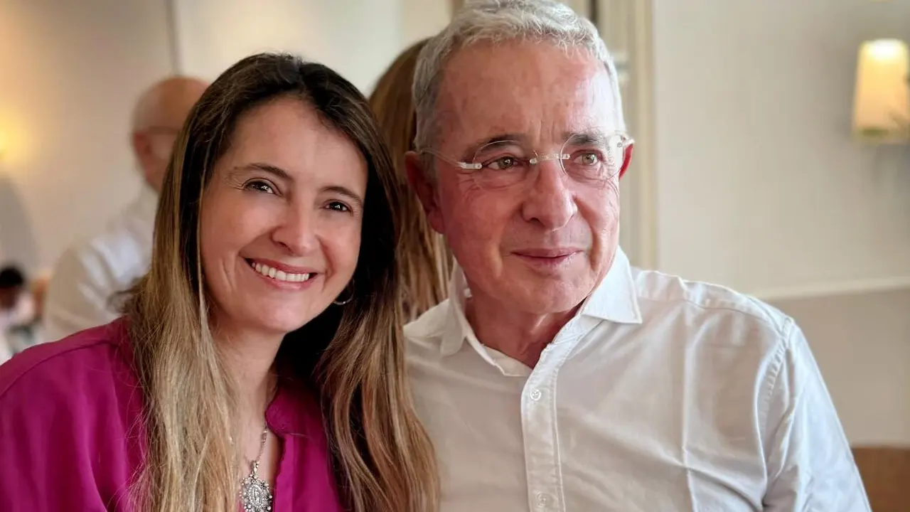 ”Vayan buscando dónde esconderse”: La implacable advertencia de Álvaro Uribe a las estructuras criminales Álvaro Uribe acompaña a Paloma Valencia en su primer acto público como candidata en La Estrella