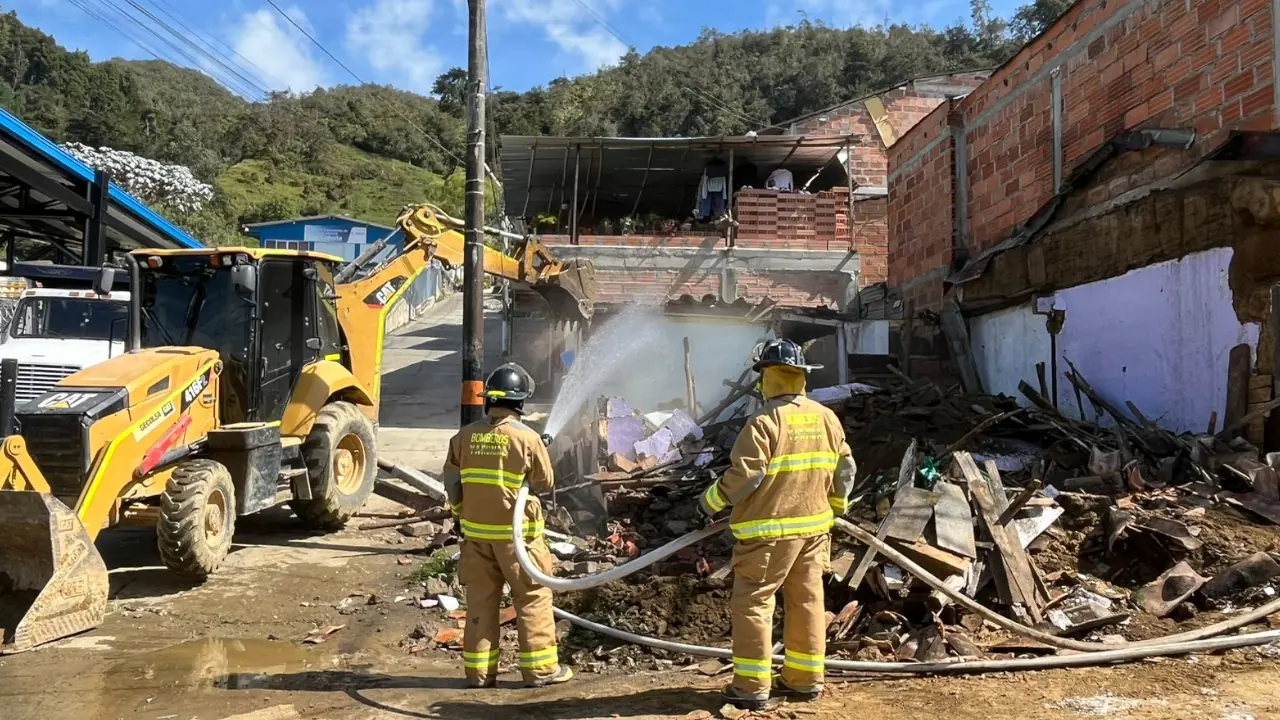 Autoridades derriban dos casas abandonadas que generaban temor en Yarumal
