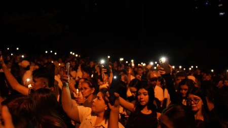Bello encendió velas en memoria de los egresados fallecidos del Liceo Antioqueño Bello encendió velas en memoria de los egresados fallecidos del Liceo Antioqueño