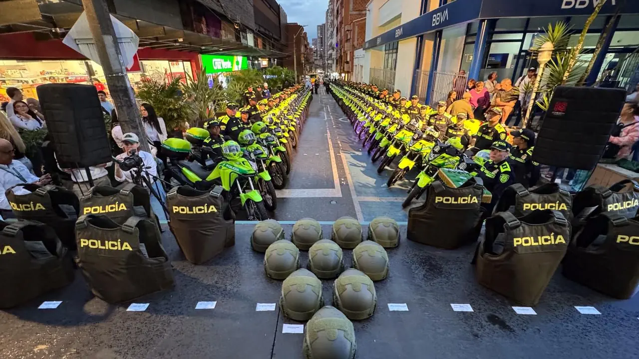 Gobernador entrega una amplia dotación de motos, cascos y chalecos antibalas a la Policía con recursos de la Tasa de Seguridad