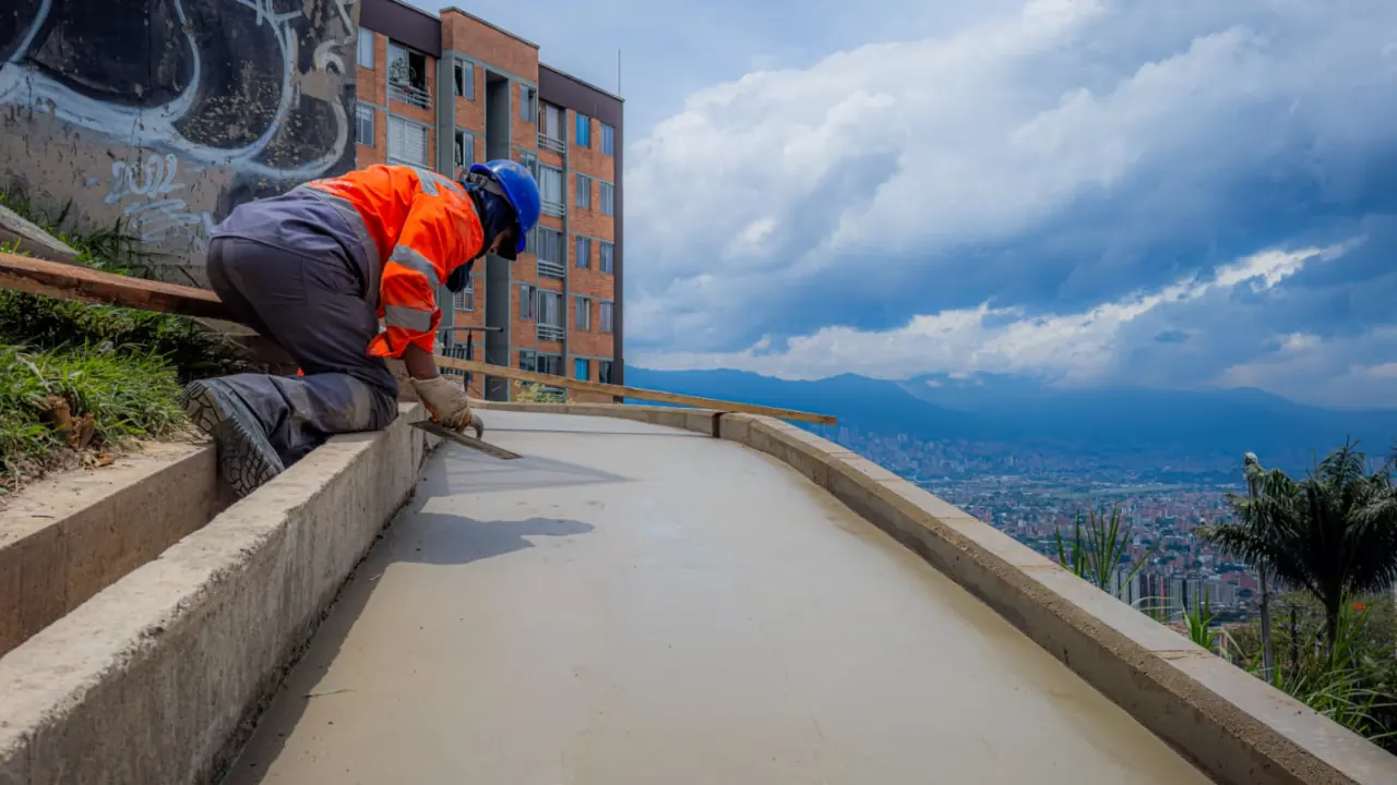 Medellín refuerza zonas en riesgo con nuevas obras para frenar emergencias por lluvias 2 Medellín refuerza zonas en riesgo con nuevas obras para frenar emergencias por lluvias