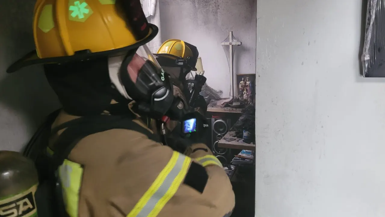 Una vela olvidada provocó un incendio en una vivienda de Rionegro