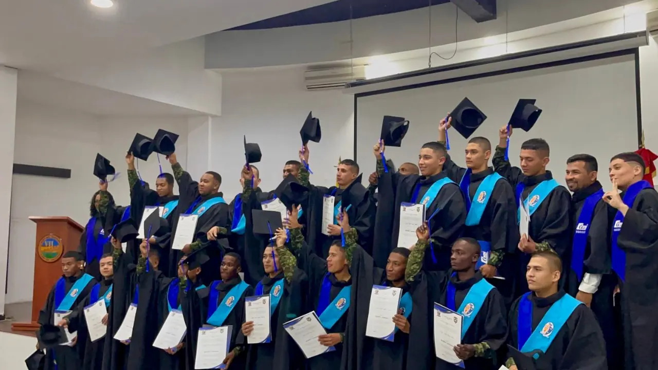 En Medellín, soldados celebraron su grado como bachilleres tras completar estudios durante el servicio militar