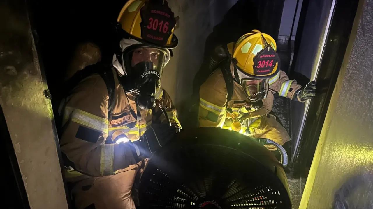 Bomberos rescataron tres perritos atrapados en un incendio en una casa de Rionegro