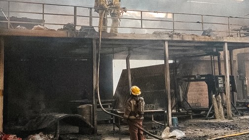 ¡Se quemó medio negocio! Cuatro heridos deja el incendio de una colchonería de Marinilla