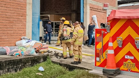 ¡Se quemó medio negocio! Cuatro heridos deja el incendio de una colchonería de Marinilla