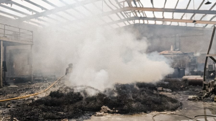 ¡Se quemó medio negocio! Cuatro heridos deja el incendio de una colchonería de Marinilla