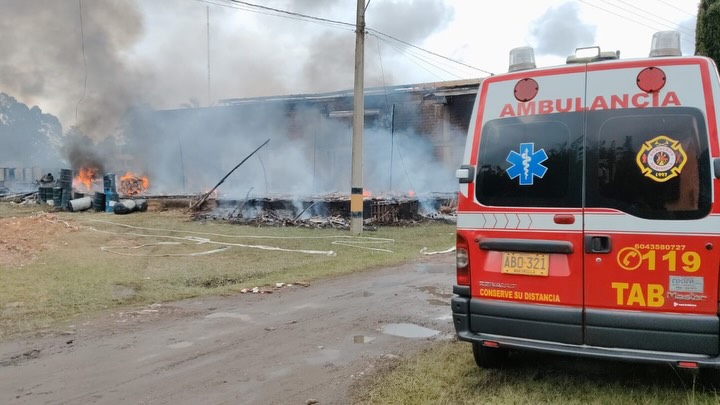 ¡Se quemó medio negocio! Cuatro heridos deja el incendio de una colchonería de Marinilla