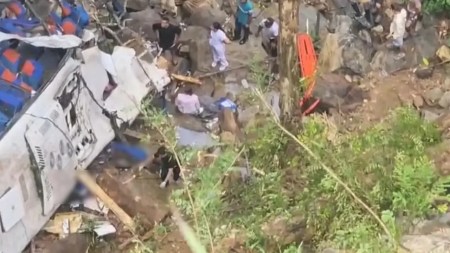 Accidente de bus con estudiantes deja 12 muertos y más de 20 heridos en carretera de Antioquia