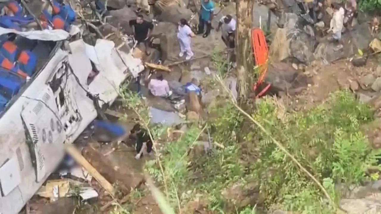 Accidente de bus con estudiantes deja 12 muertos y más de 20 heridos en carretera de Antioquia