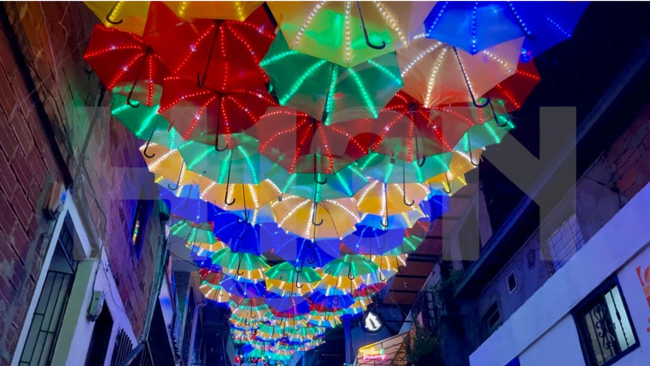 En El Salado de la Comuna 13, más de mil luces y 150 sombrillas iluminan la navidad