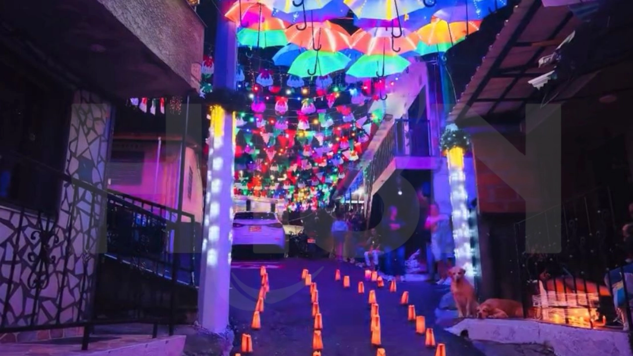 En El Salado de la Comuna 13, más de mil luces y 150 sombrillas iluminan la navidad