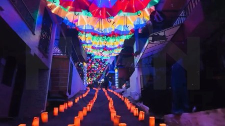 En El Salado de la Comuna 13, más de mil luces y 150 sombrillas iluminan la navidad