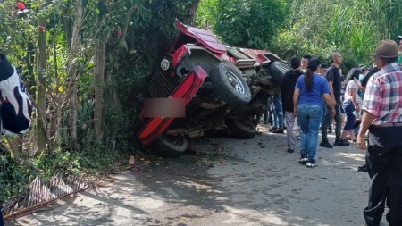 Accidente en la vía Hatillo–Barbosa deja al menos 15 personas heridas: se quedó sin frenos CarroVolcado