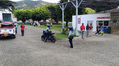 Dos ninos que iban colgados de un camion luchan por su vida tras caerse en Urrao
