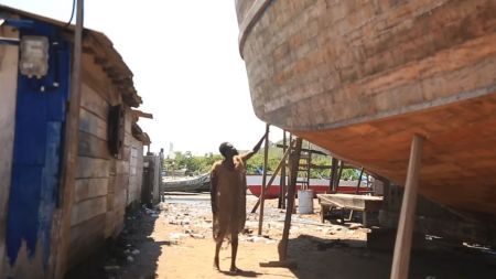 El 'Noé' de Ghana: ¿Delirio o verdad? El hombre que arma ocho barcas para el fin del mundo